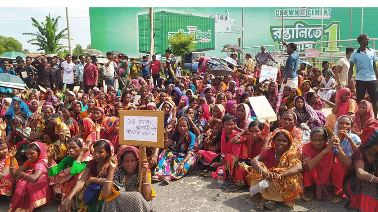 দৈনিক মজুরি ৩০০ টাকা: চা শ্রমিকদের মহাসড়ক অবরোধ