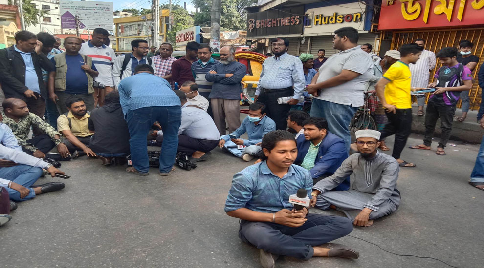 সিলেটে সাংবাদিকদের উপর হক সুপার মার্কেট ব্যবসায়ীদের হামলা