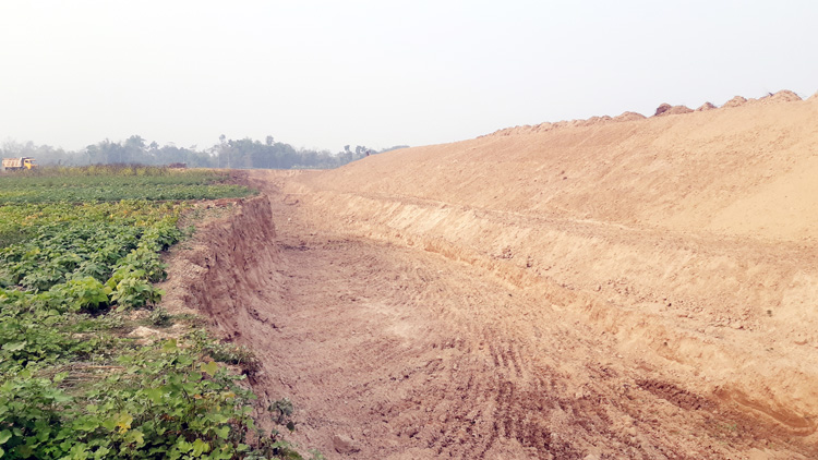 কুলাউড়ায় ফসলী জমির মাটি লুট করে মনু নদীর প্রতিরক্ষা বাঁধ নির্মাণ!