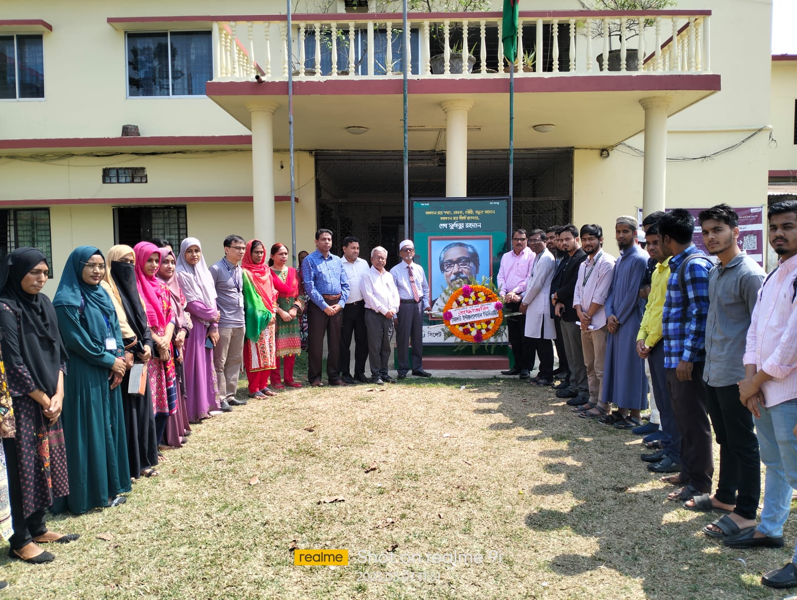 বঙ্গবন্ধু’র প্রতিকৃতিতে এসআইইউ’র শ্রদ্ধা নিবেদন