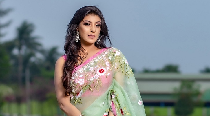 ৩৪ বছর পরও শীর্ষে মৌ