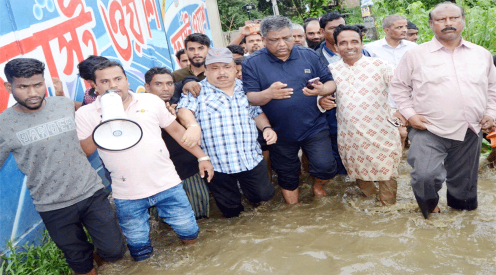 সিলেটে পানিবন্ধী মানুষের পাশে আনোয়ারুজ্জামান চৌধুরী