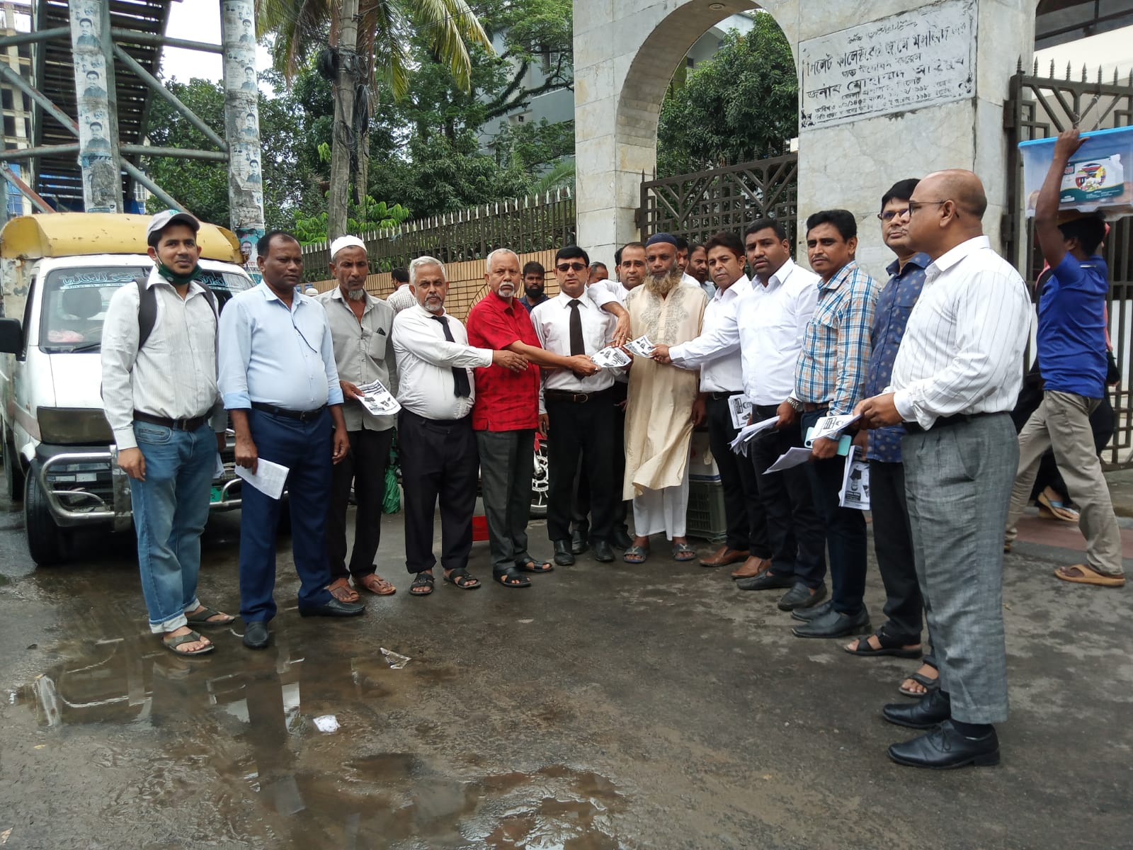 আনোয়ারুজ্জামান চৌধুরীর সমর্থনে সিলেট জেলা আওয়ামী কর আইনজীবী লীগের লিফলেট বিতরণ