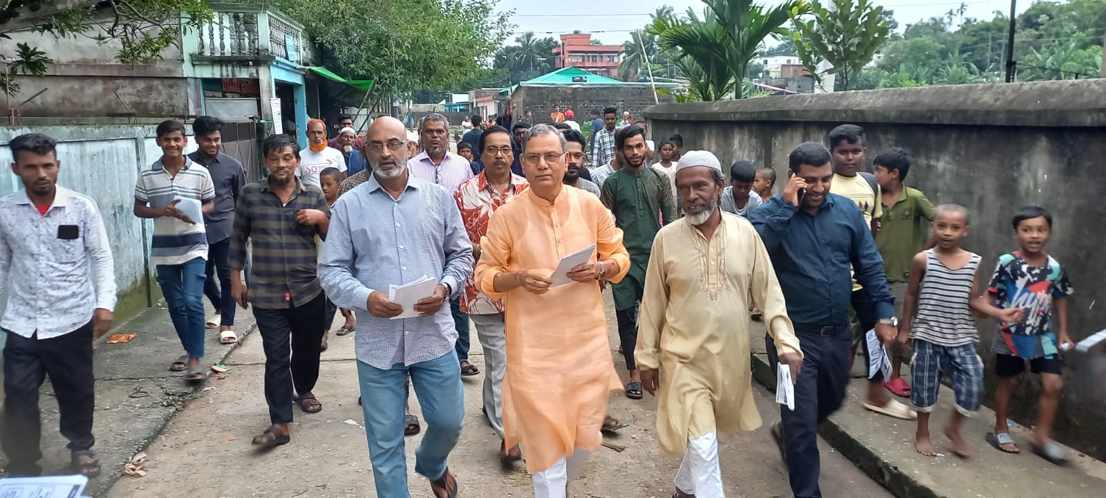 মেয়র নির্বাচনে নৌকার প্রচারণায় আওয়ামিলীগ নেতা আসাদ উদ্দিন আহমদ এর নেতৃত্বে লিফলেট বিতরণ