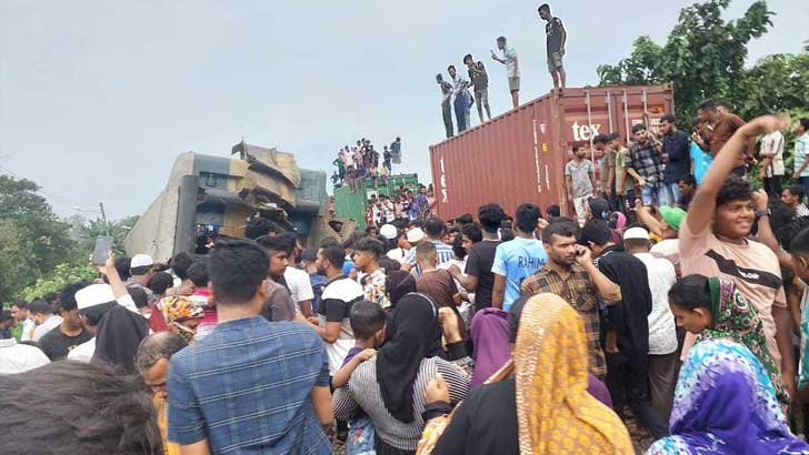 ভৈরবে দুই ট্রেনের মুখোমুখি সংঘর্ষ, নিহত ২০