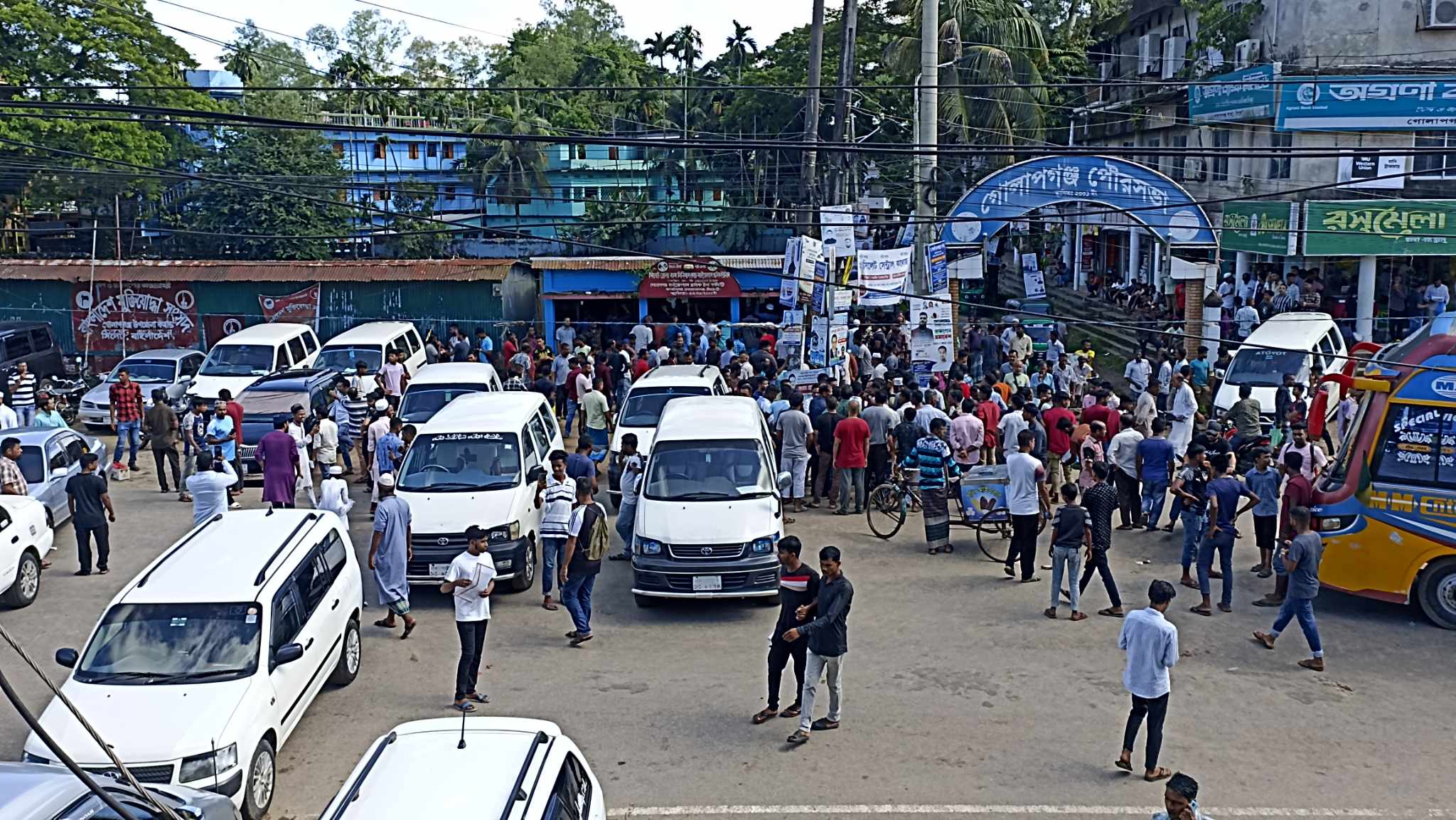 গোলাপগঞ্জে সিলেট-জকিগঞ্জ সড়ক অবরোধ করলো শ্রমিকরা