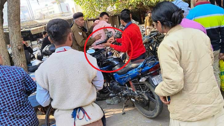 আদালতে পুলিশের সামনেই আসামিকে গুলি করে হত্যা!