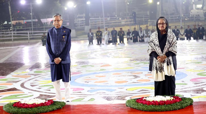 কেন্দ্রীয় শহীদ মিনারে রাষ্ট্রপতি-প্রধানমন্ত্রীর শ্রদ্ধা