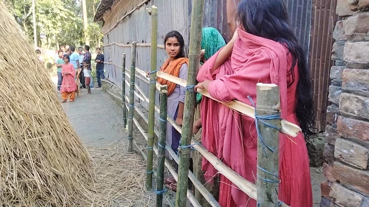 সুন্দরগঞ্জে রাস্তায় বাঁশের বেড়া ২৩ দিন ধরে অবরুদ্ধ ৪ পরিবার