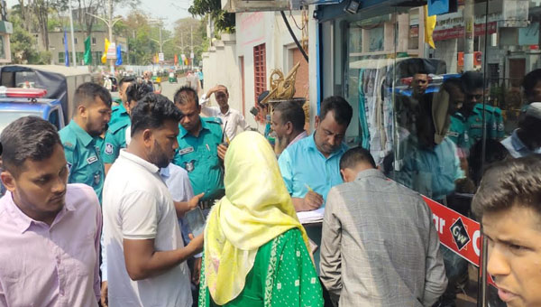 ফুটপাত দখলমুক্ত করতে সিসিকের অভিযান, জরিমানা