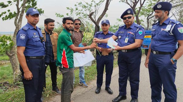 সিলেটে ড্রাইভিং লাইসেন্স থাকলেই মিলছে ফুল