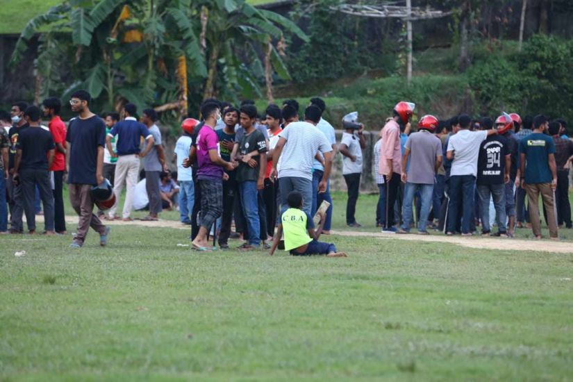 সিকৃবিতে হলের কক্ষ দখল নিয়ে ছাত্রলীগের দু’পক্ষের সংঘর্ষে আহত ৮