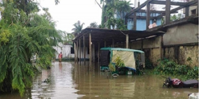 বানের পানিতে ডুবছে সিলেট, বিপর্যস্ত লাখ লাখ মানুষ