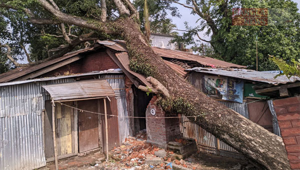 মৃত্যুঝুঁকি জেনেও ঘরের ভেতরেই বসবাস করছে মানুষ!