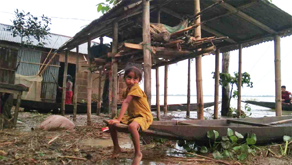 চোখের সামনে ভেসে গেছে ঘর, খোঁজ নেননি কেউ!