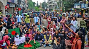 চট্টগ্রামে সাউন্ড গ্রেনেড-টিয়ারশেলে আন্দোলনকারীরা ছত্রভঙ্গ, আটক ১৬