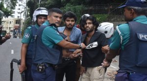 চট্টগ্রামে সাউন্ড গ্রেনেড-টিয়ারশেলে আন্দোলনকারীরা ছত্রভঙ্গ, আটক ১৬