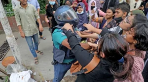 চট্টগ্রামে সাউন্ড গ্রেনেড-টিয়ারশেলে আন্দোলনকারীরা ছত্রভঙ্গ, আটক ১৬