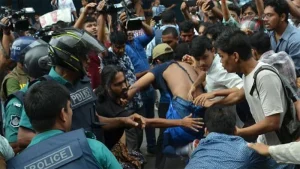 চট্টগ্রামে সাউন্ড গ্রেনেড-টিয়ারশেলে আন্দোলনকারীরা ছত্রভঙ্গ, আটক ১৬