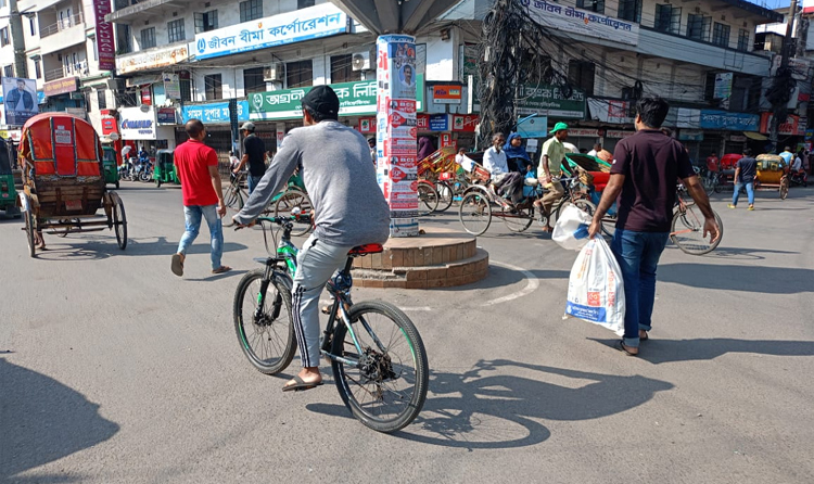 সিলেটে‘কমপ্লিট শাটডাউন’ গাড়ি চলছে কম, শাবিতে অতিরিক্ত পুলিশ মোতায়েন