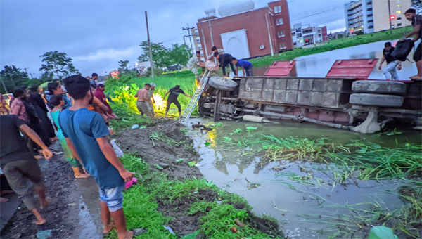 সিলেটে নিয়ন্ত্রণ হারিয়ে বাস পুকুরে