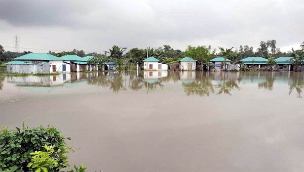 পানি বাড়লেই আশ্রয়ণের ঘর ছাড়তে হয় বাসিন্দারা