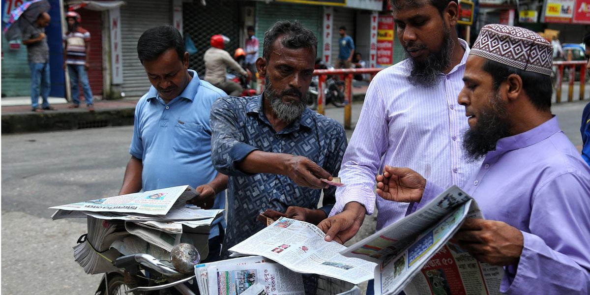 ‘ইন্টারনেট বন্ধ’ সিলেটে বেড়েছে পত্রিকার কদর