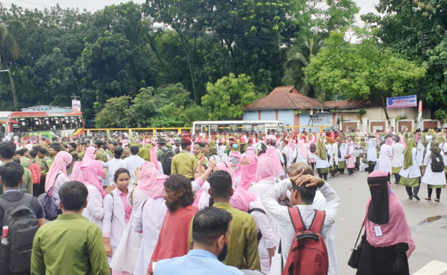 চার ঘণ্টা পর সড়ক অবরোধ প্রত্যাহার, নার্সদের দাবি পূরণের আশ্বাস ডিসি’র