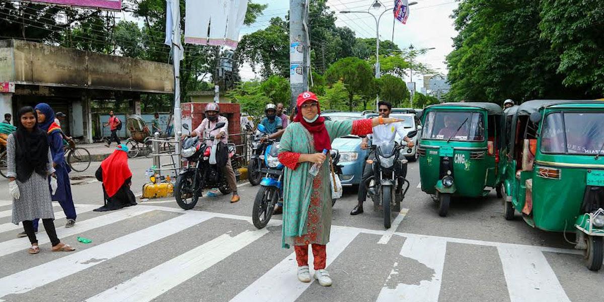 সিলেটের ট্রাফিক নিয়ন্ত্রণে শিক্ষার্থীরা