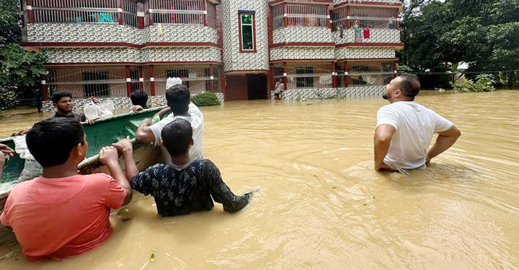 মিরসরাইয়ে আশ্রয়কেন্দ্রে ত্রাণের জন্য হাহাকার
