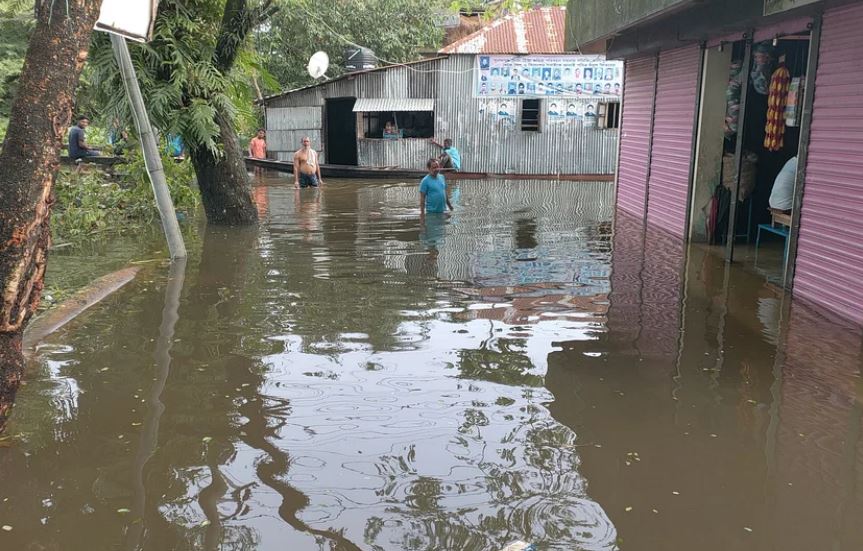 সুনামগঞ্জে বন্যায় এক হাজার গ্রাম প্লাবিত, বিলীন হচ্ছে বাড়িঘর