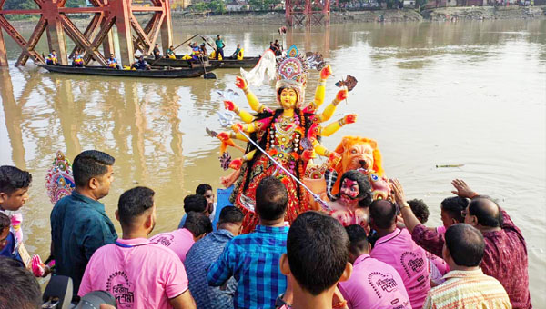 প্রতিমা বিসর্জনের মধ্য দিয়ে শেষ হলো দুর্গোৎসব