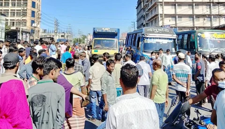 বকেয়া বেতনের দাবিতে মহাসড়ক অবরোধ