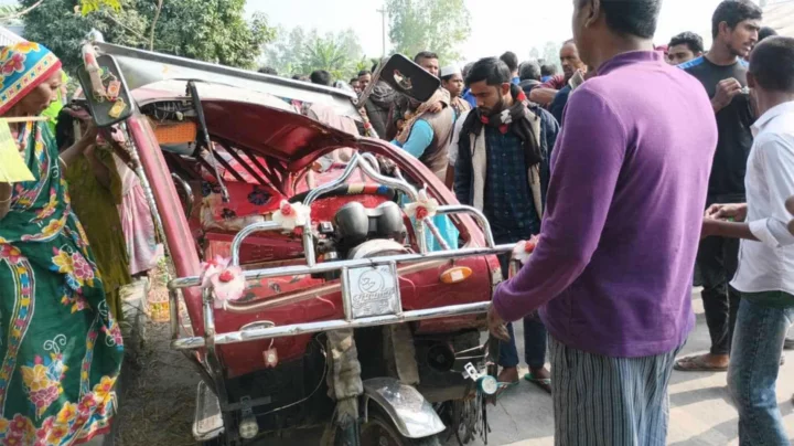 ট্রাকের ধাক্কায় প্রাণ গেল অটোরিকশা যাত্রী মা-মেয়ের