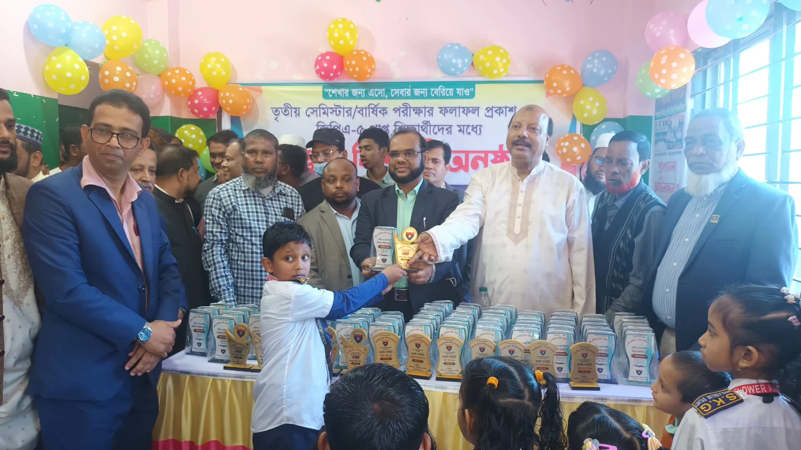 সানফ্লাওয়ার কিন্ডারগার্টেন এর বার্ষিক পরীক্ষার ফলাফল প্রকাশ ও পুরস্কার বিতরণ সম্পন্ন