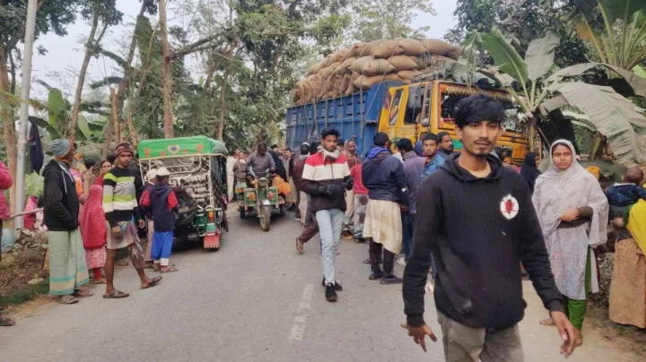 ট্রাক চাপায় তিন মোটরসাইকেল আরোহী নিহত