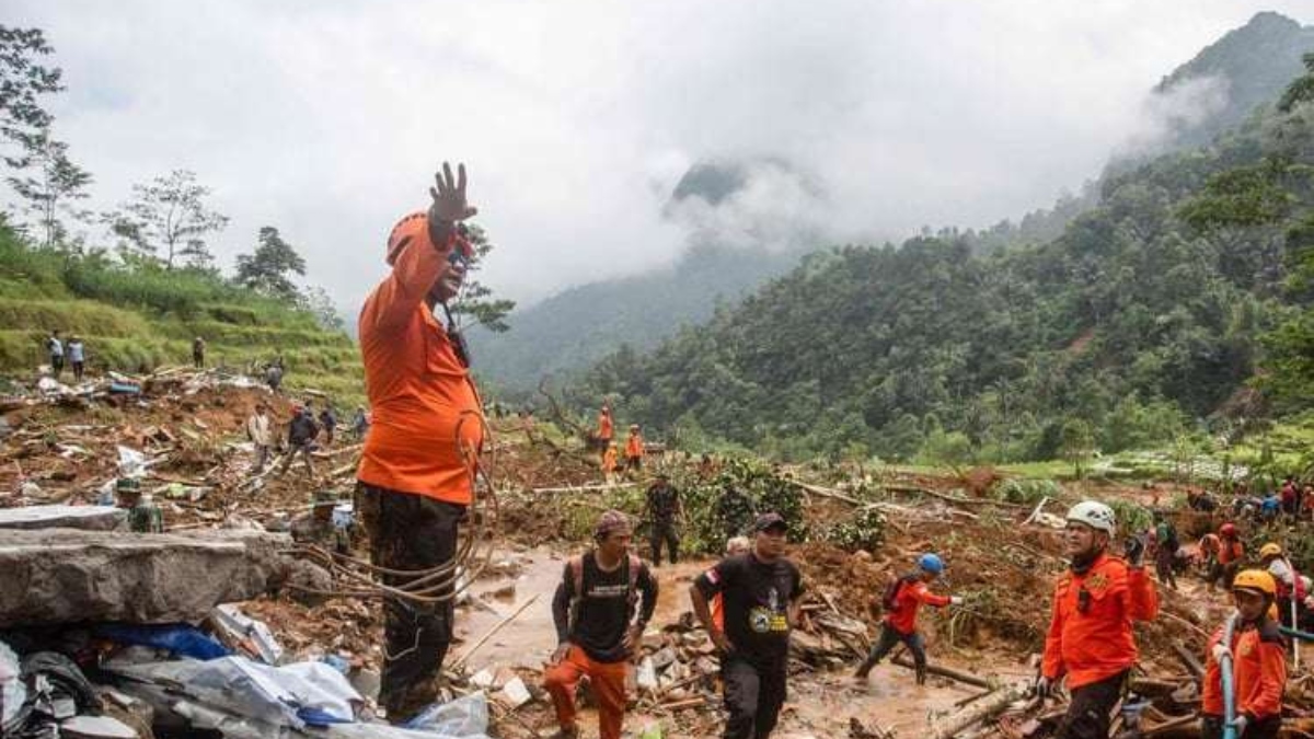 ইন্দোনেশিয়ায় ভূমিধসে নিহতের সংখ্যা বেড়ে ২১, নিখোঁজ ৫