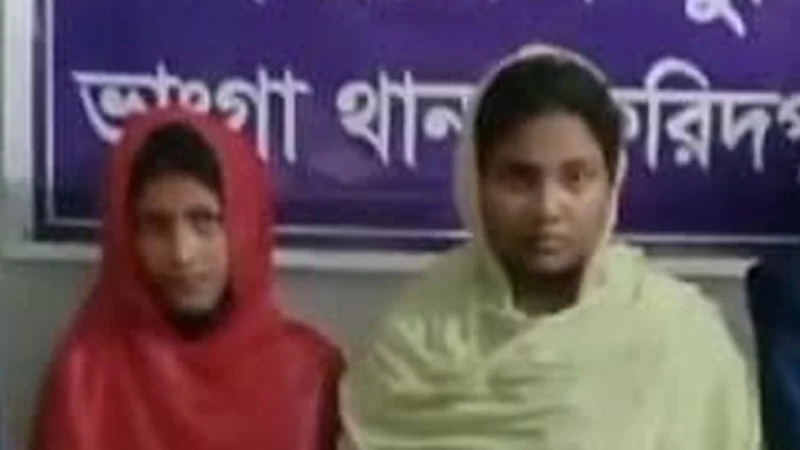 সাংবাদিকের কার্ড ঝুলিয়ে যাচ্ছিলেন দুই নারী, এরপর যা ঘটলো