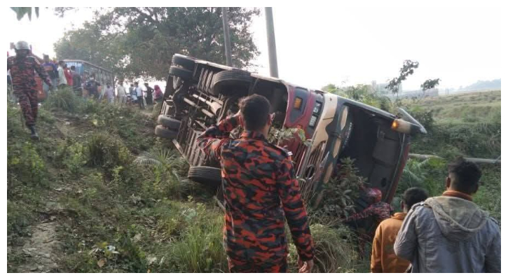 সিলেট-সুনামগঞ্জ মহাসড়কে নিয়ন্ত্রণ হারিয়ে বাস খাদে আহত ৫