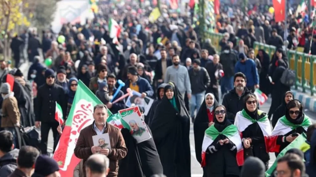 ইসলামী বিপ্লবের বার্ষিকী উদযাপনে তেহরানের রাস্তায় হাজার হাজার মানুষ