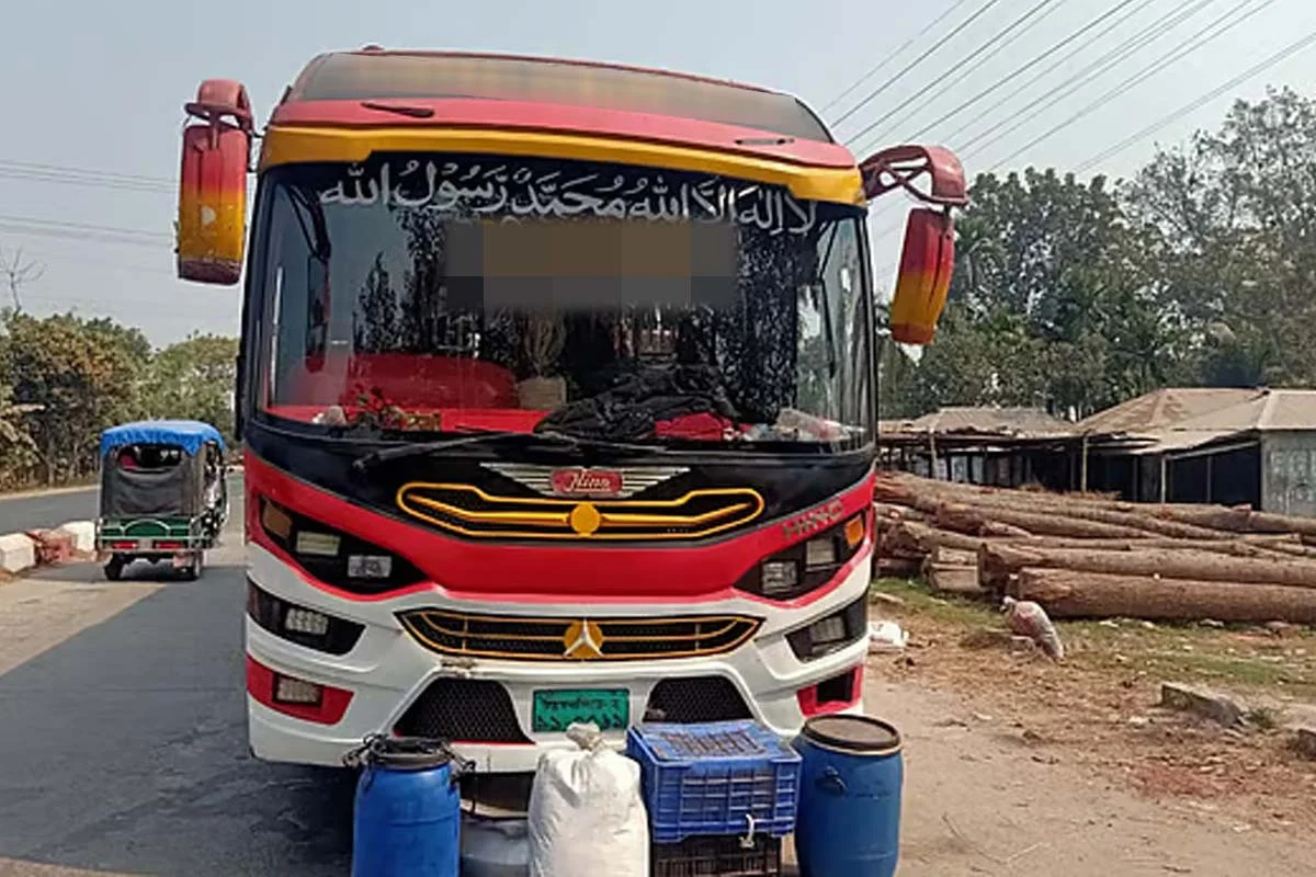 চলন্ত বাসে ডাকাতি ও শ্লীলতাহানির ঘটনায় ৩ দিন পর মামলা