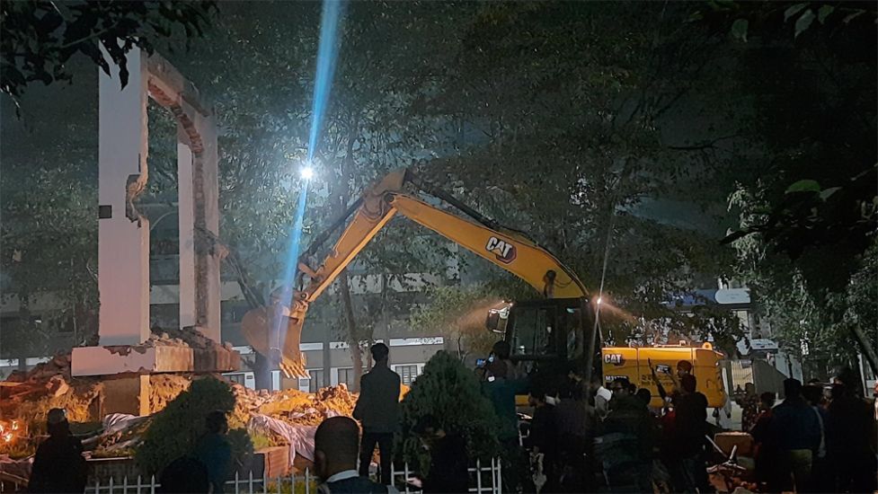 সিলেটে বুলডোজার দিয়ে ভাঙা হলো শেখ মুজিবের ম্যুরাল