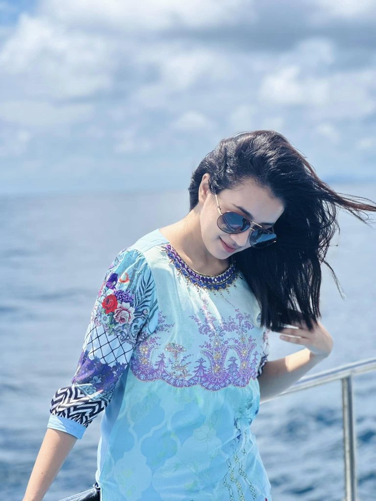 অভিনেত্রী আইশা খান