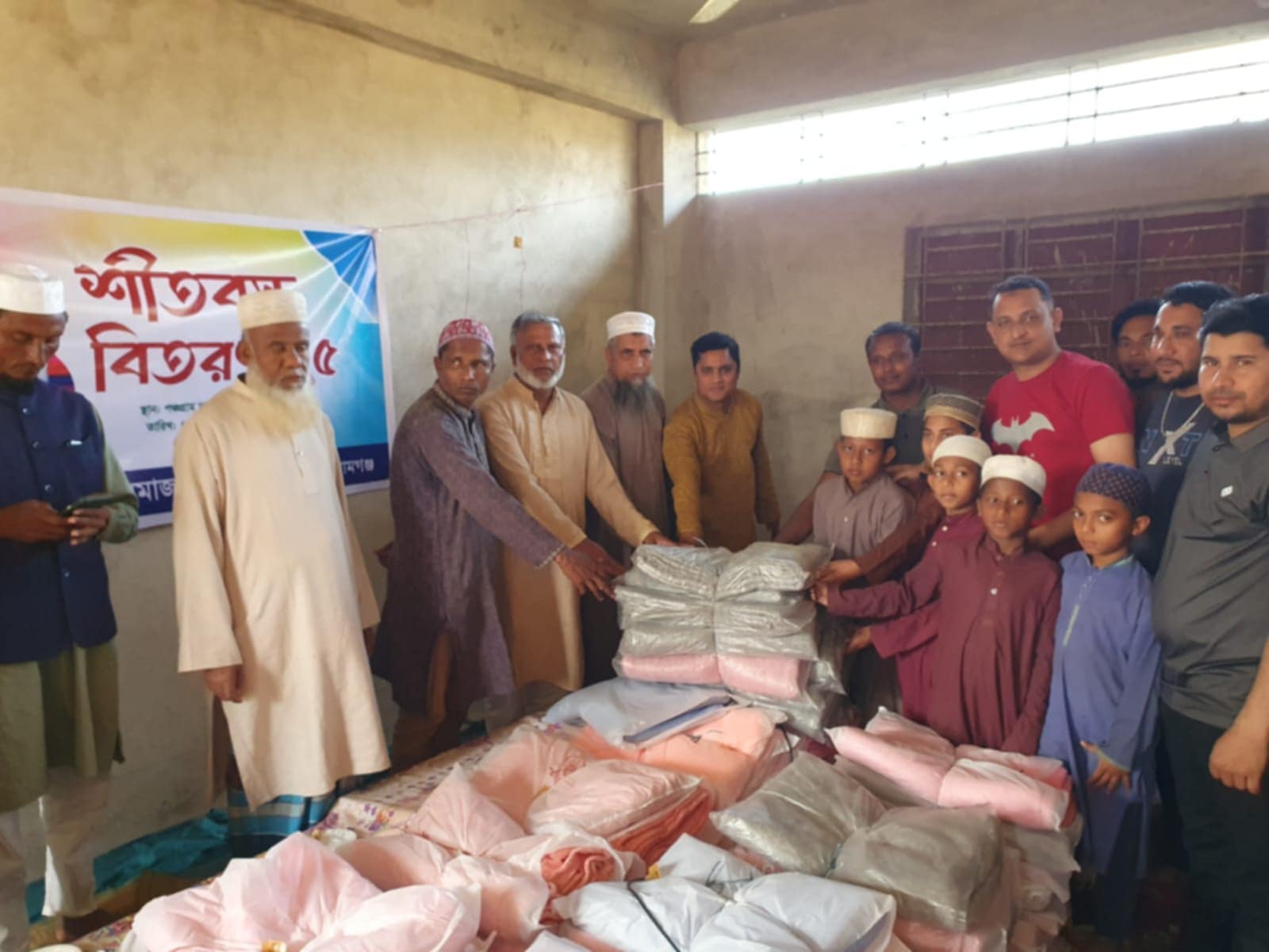 শান্তিগঞ্জে পঞ্চগ্রাম যুব সমাজ কল্যাণ সংস্থার শীতবস্ত্র বিতরণ