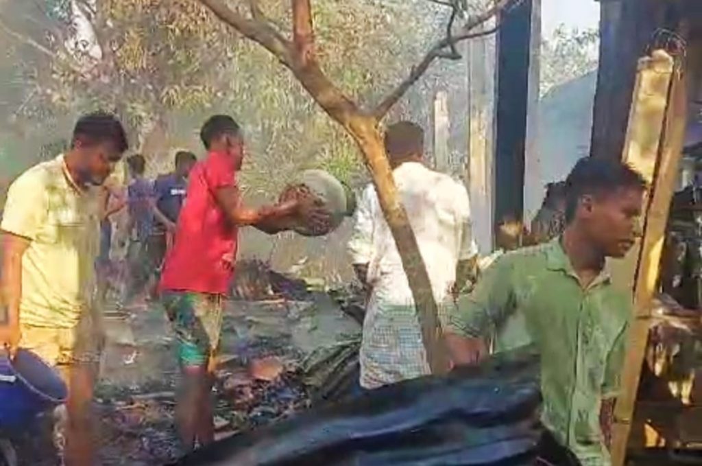 শান্তিগঞ্জে অগ্নিকাণ্ডে মুদি দোকানসহ ৪ বসতঘর পুড়ে ছাই, ১০ লক্ষাধিক টাকার ক্ষয়ক্ষতি