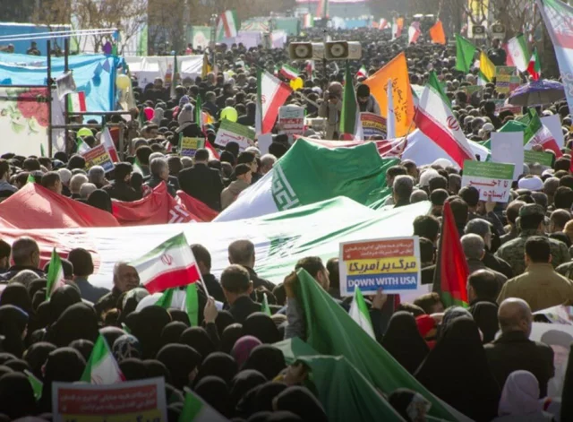 ইসলামী বিপ্লবের বার্ষিকী উদযাপনে তেহরানের রাস্তায় হাজার হাজার মানুষ