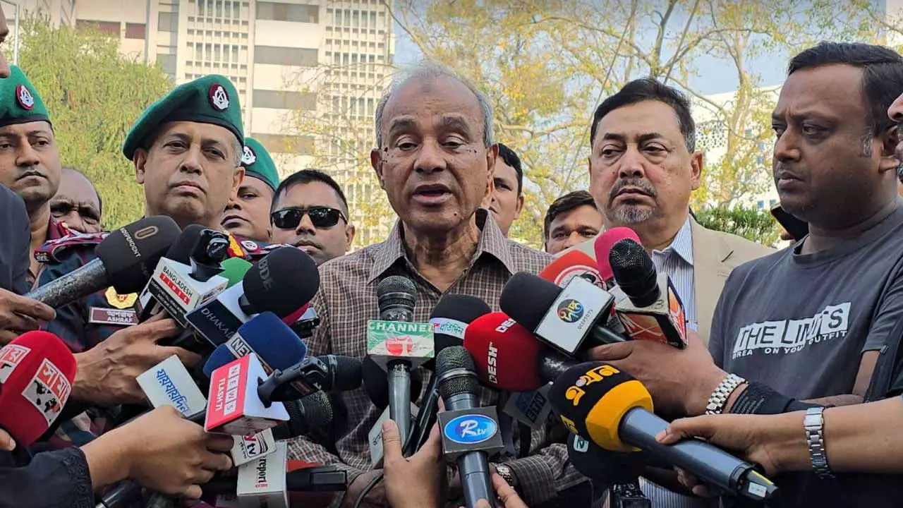 আইন-শৃঙ্খলা পরিস্থিতি নিয়ন্ত্রণে বাহিনীর কারো গাফিলতি পেলে ছাড় নয় : স্বরাষ্ট্র উপদেষ্টা