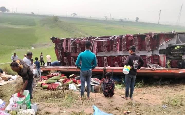 শান্তিগঞ্জে যাত্রীবাহী বাস খাদে