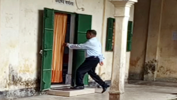 বিশ্বনাথে এসএসসি পরীক্ষার্থী ছেলের কেন্দ্রে শিক্ষক বাবার অবাদ বিচরণ