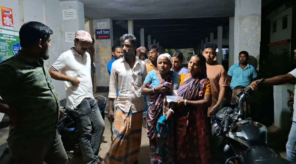 তুচ্ছ ঘটনাকে কেন্দ্র করে প্রতিপক্ষের হামলা, নারীসহ আহত ৩০